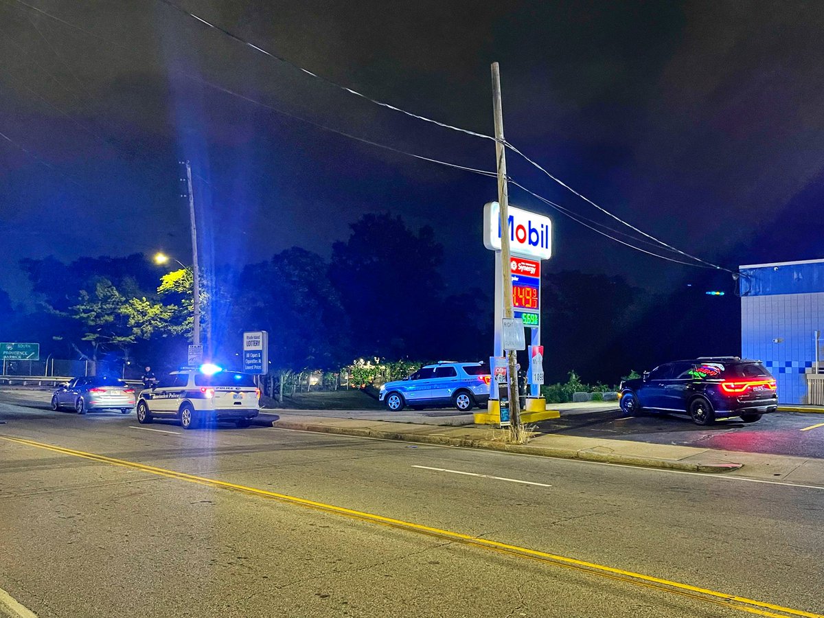 Pawtucket police confirm there was a shooting in the city tonight — here's the scene on Lonsdale Avenue at the Mobil by the 95 South on-ramp.  Police say the victims were transported to the hospital with non-life-threatening injuries